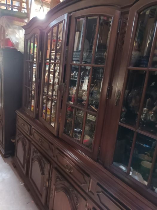 Grande móvel com vitrine para salão