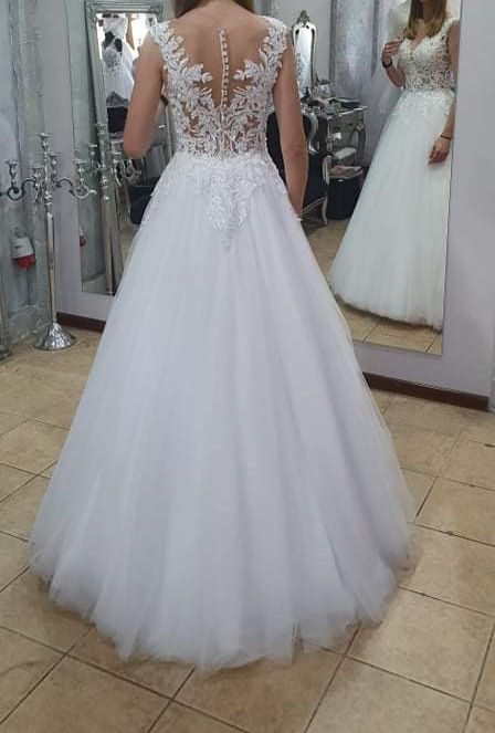 Suknia ślubna z kołem i welonem