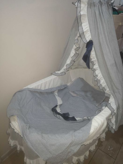 Łóżeczko z pościelą w stylu retro