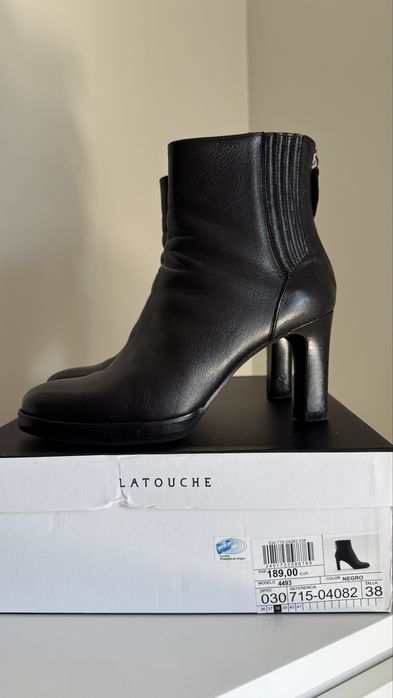 Botins em pele , otimos!!