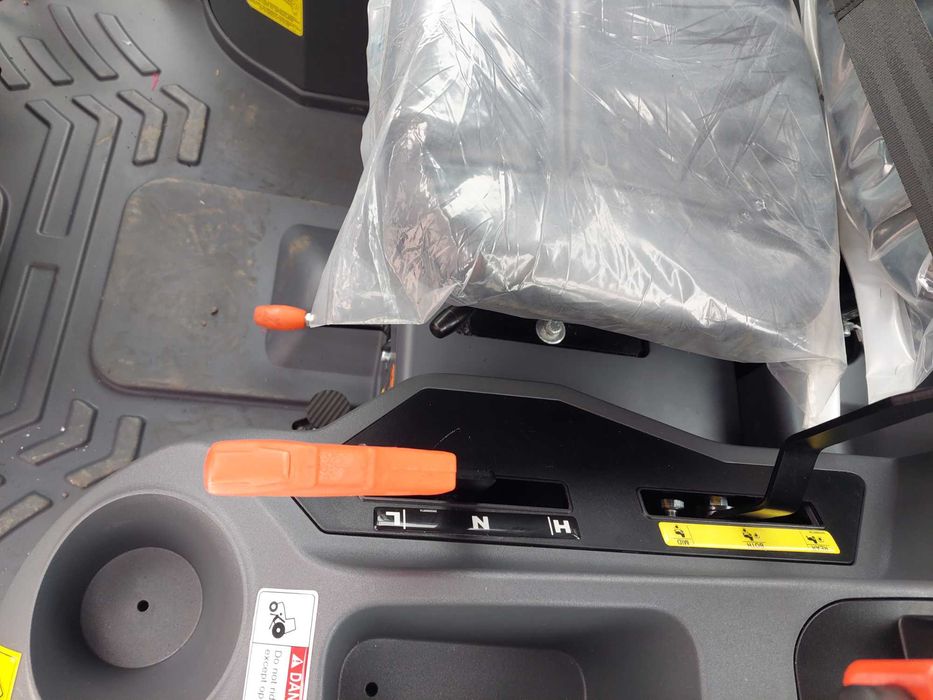 Ciągnik mini Solis S 26 4wd - HST - KABINA -  Idealny do odśnieżania