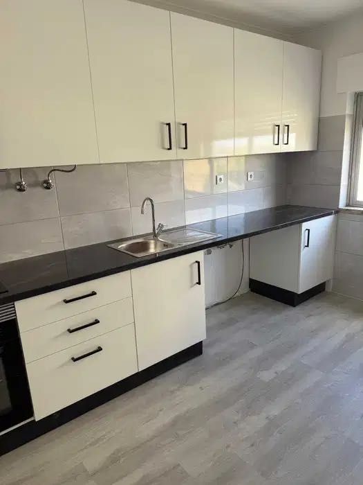 Arrendo T2 Remodelado com 3 assoalhadas no Carregado