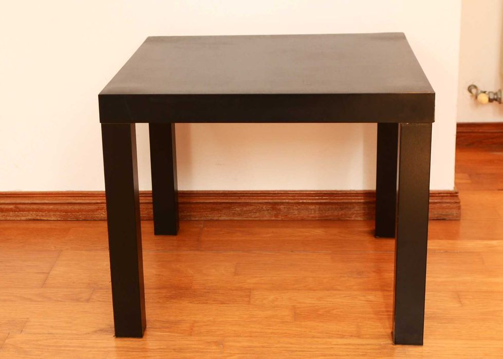 Pequena mesa de apoio preta