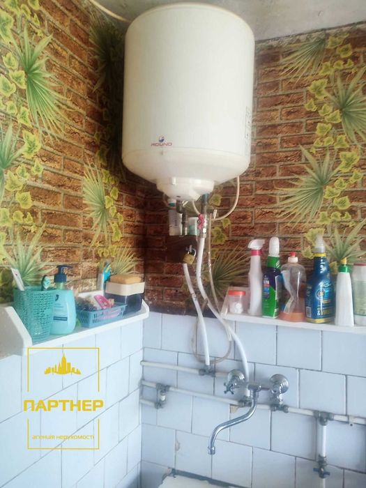 Продам  Дві  суміжні  кімнати  у  малосімейці  в  центрі  Кременчука.