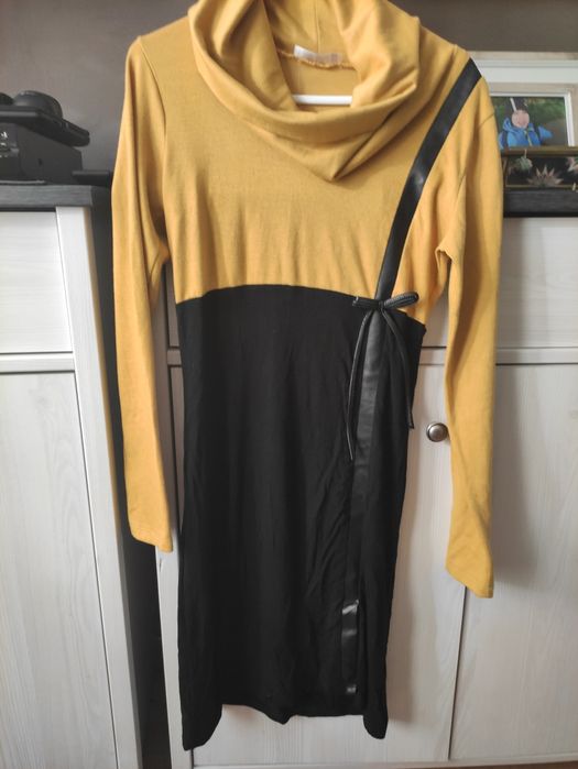 Sukienka z luźnym golfem