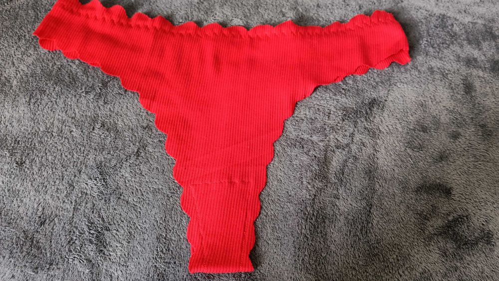 Majtki stringi nowe M