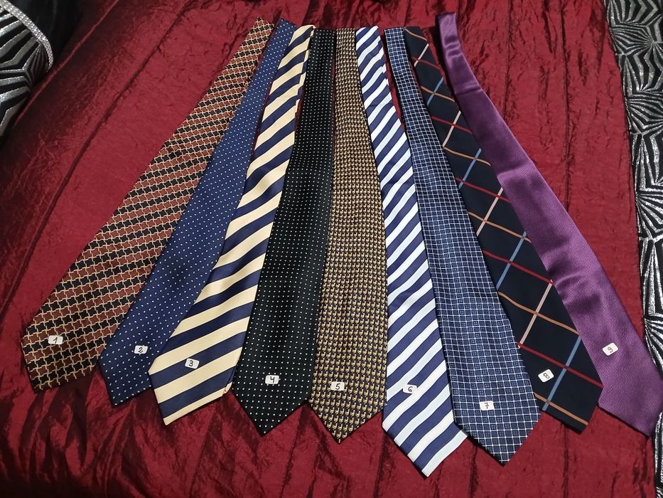 Gravatas de várias cores