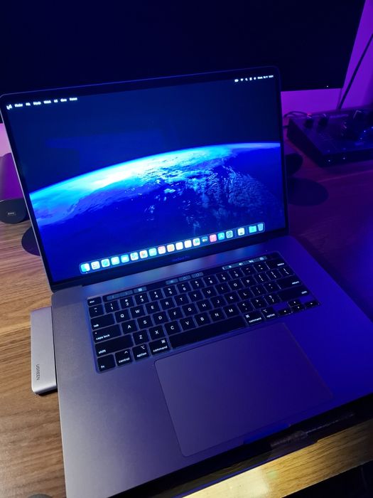 Laptop MacBookPro 16  touchbar + dodatki