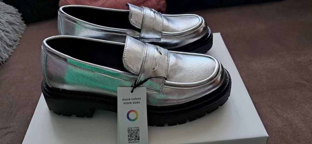 Buty damskie mokasyny srebrne ( nowe) rozmiar 38