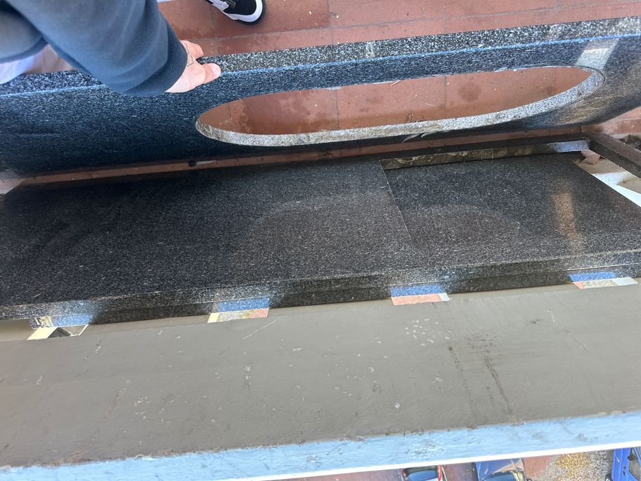 Pedras mármore pretas com picotado cinza