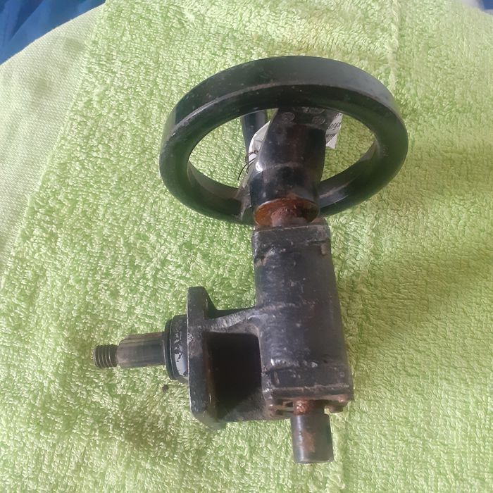 Редуктор с маховиком маленький