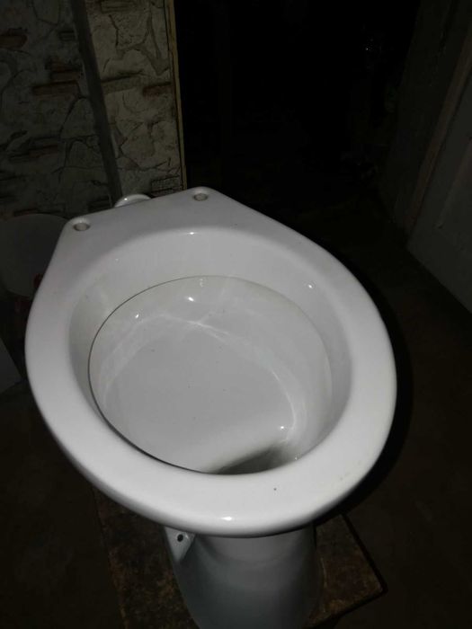 продам два унитаза и бачок