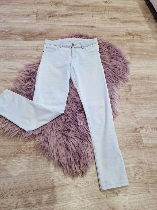 Jasnoniebieskie jegginsy