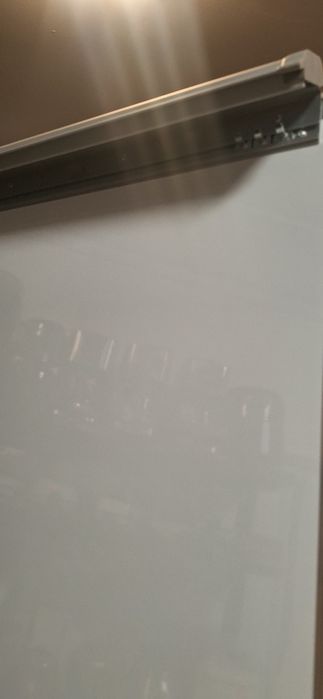 Mobilna tablica suchościeralna flipchart.