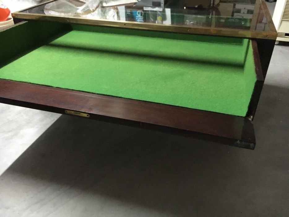 Mesa em mogno com tampo vidro