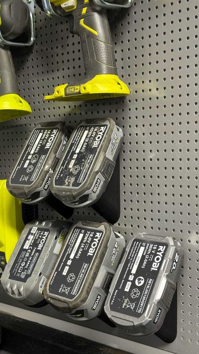 Organizer ścienny na baterie RYOBI ONE+ – porządek w garażu – 2 szt