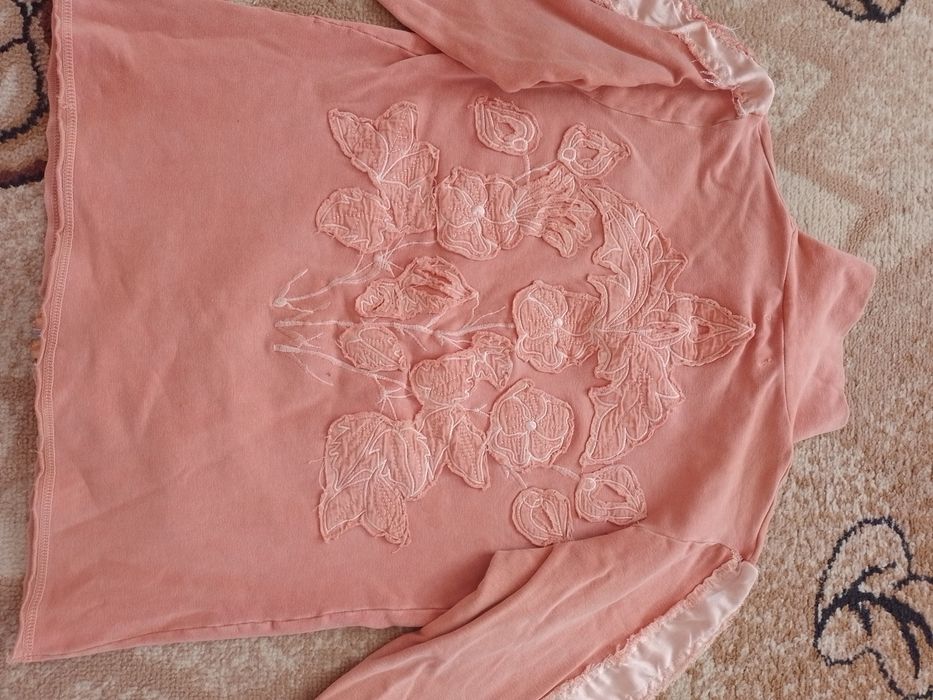 Bluza z naszywanymi kwiatami Vila M
