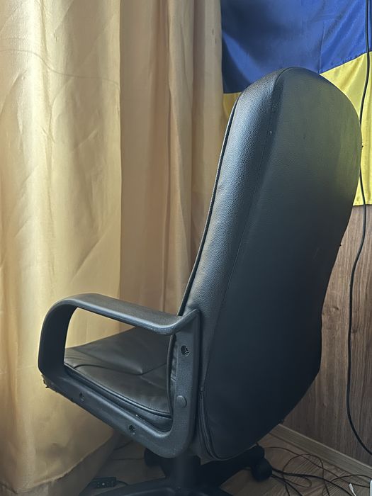 Крісло шкіряне офісне