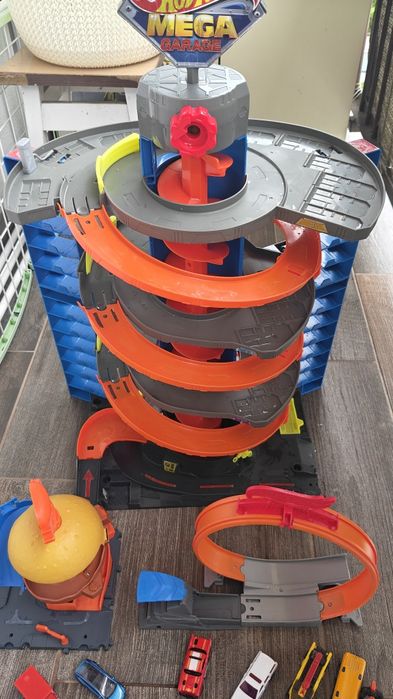 Garaż zabawkowy Hot Wheels  z autkami