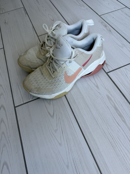 Кросівки: Nike zoom bella