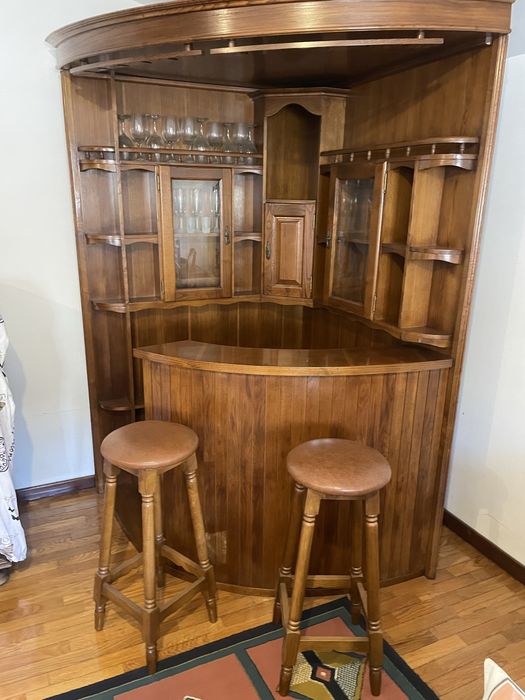 Bar de canto com dois bancos