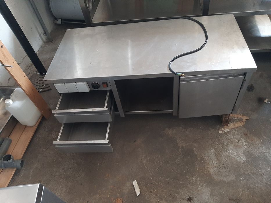 Bancada inox baixa e parciamente fechada