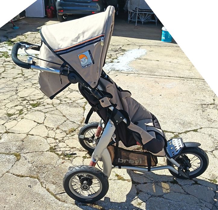 Carrinho de Bebé / Criança BREVI em bom estado com travão e bolsa