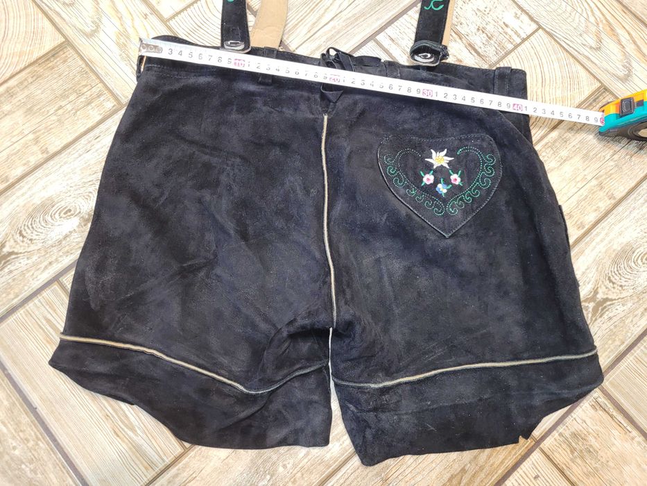 Lederhosen. Традиционные баварские шорты Октоберфест. Ледерхозе.