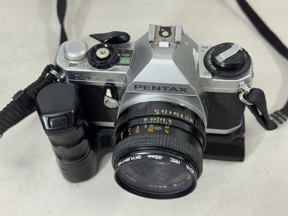 Aparat Pentax MG + obiektyw + uchwyt na baterie