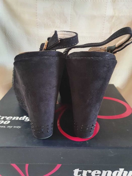 Sapato N.40. Pretos com alguns brilhantes usado uma única vez
