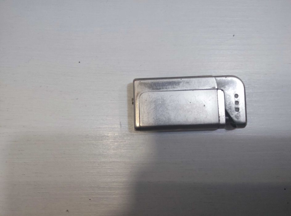 Продам металеву зажигалку.