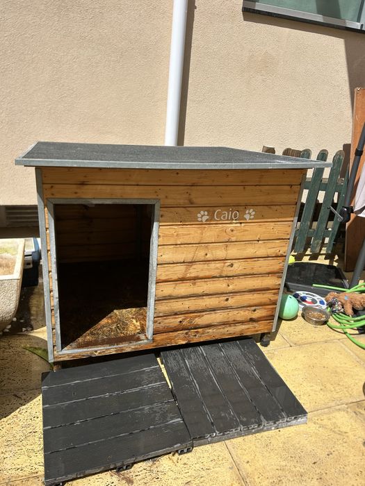 Casota para cão em madeira e metal – resistente e personalizada