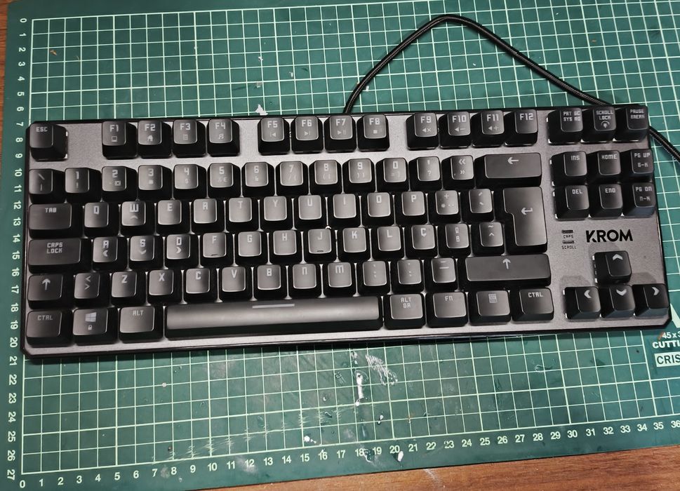 Teclado Krom Kernel RGB PT com teclas extras