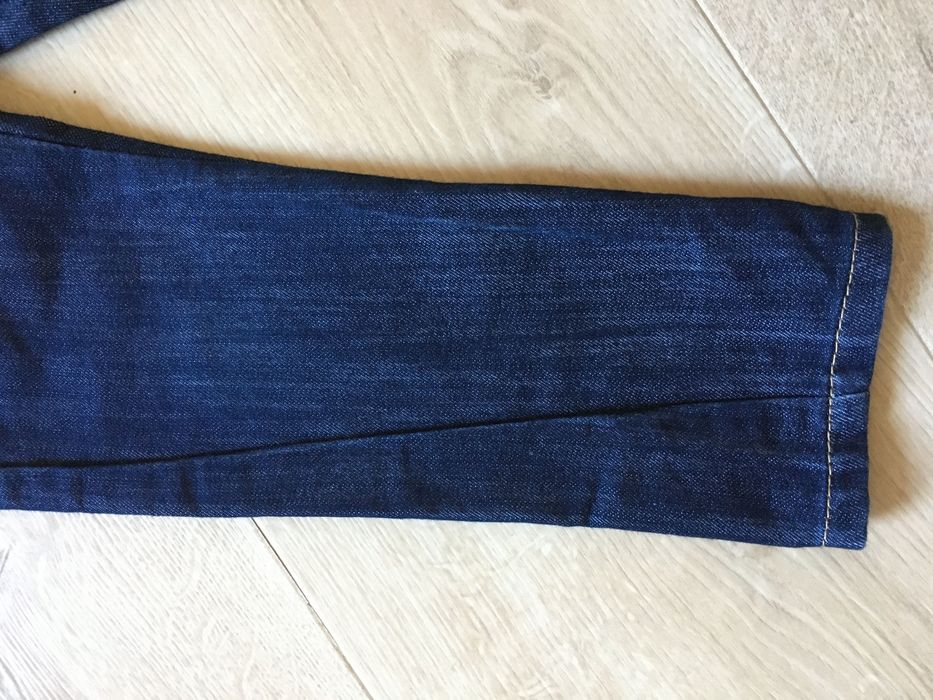 Super modne spodnie dżinsy z paskiem i przeszyciami logowane r. 98 cm
