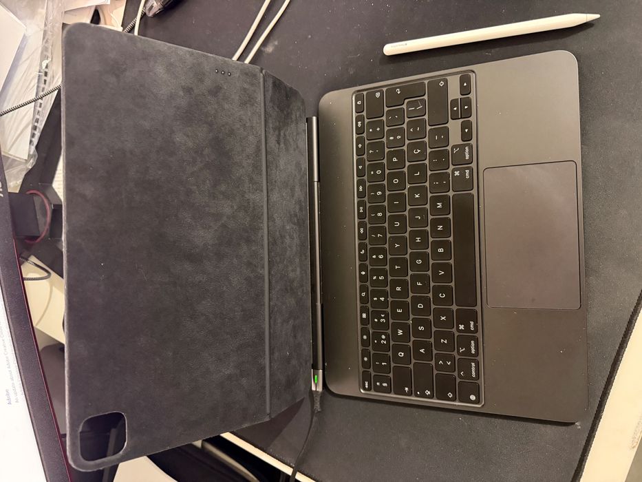 Apple iPad Pro 13 (M4) 256GB com Pencil Pro com Apple Magick Keyboard