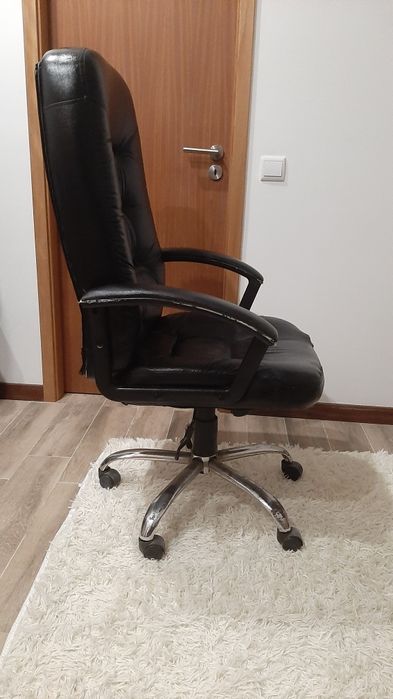 Cadeira escritório giratória com rodas