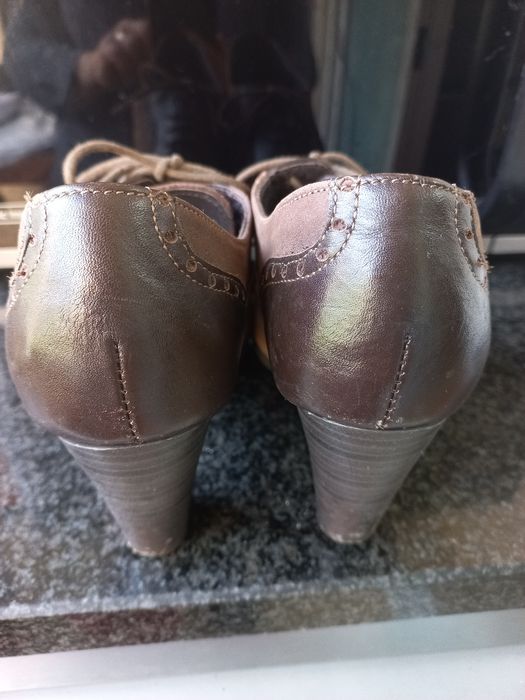 Sapatos em pele castanhos