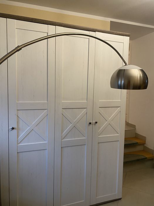 Modna lampa do salonu. Podstawa marmurowa.