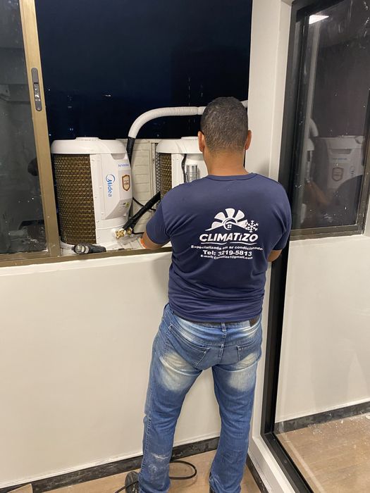 Serviço em ar condicionado.