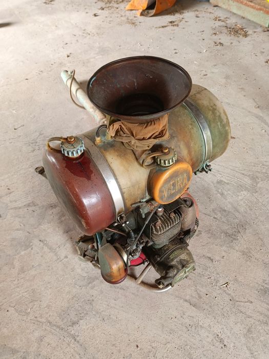 Motopulverizador de costas, marca Vieira, equipado com um motor a dois tempos marca Casal, a funcionar perfeitamente