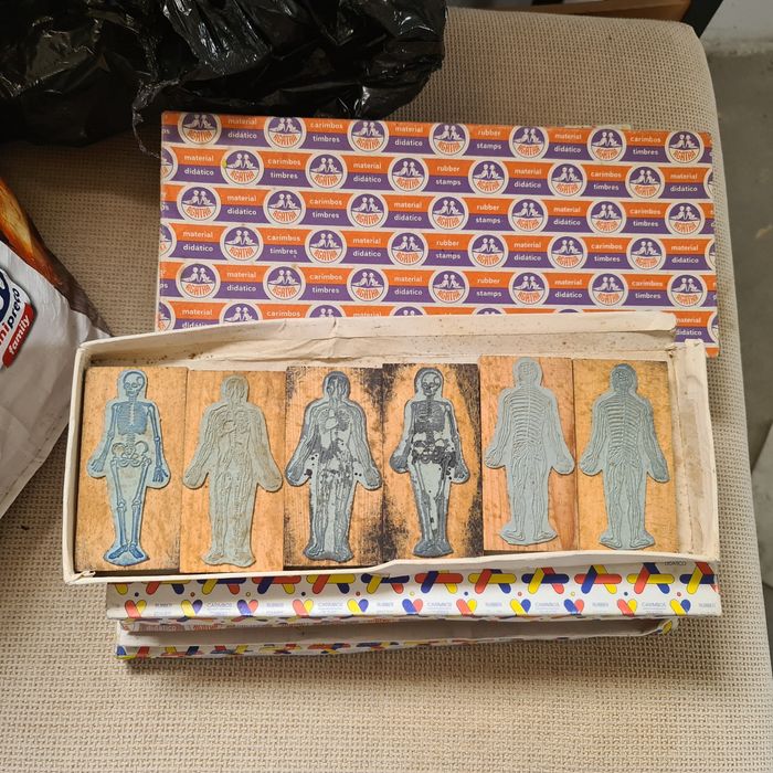 Caixas com carimbos didácticos   vinteig  ler descrição