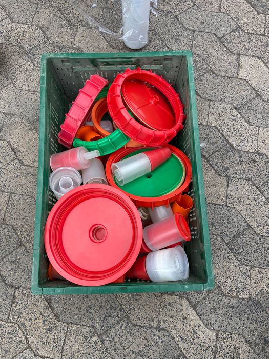 Lote de bidões de plástico