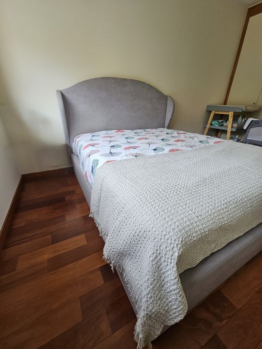 Cama com estrado elevatório