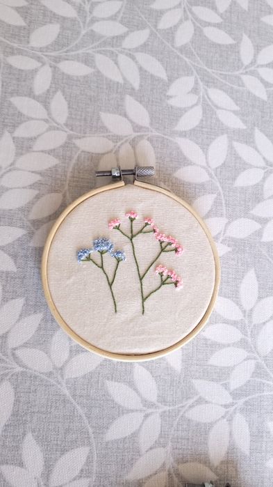 Decoração bordado - ramos de flores rosa e azul