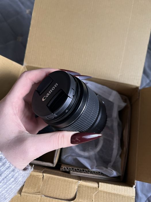 Canon EOS 2000D з об'єктивом EF-S 18-55 IS II Kit.