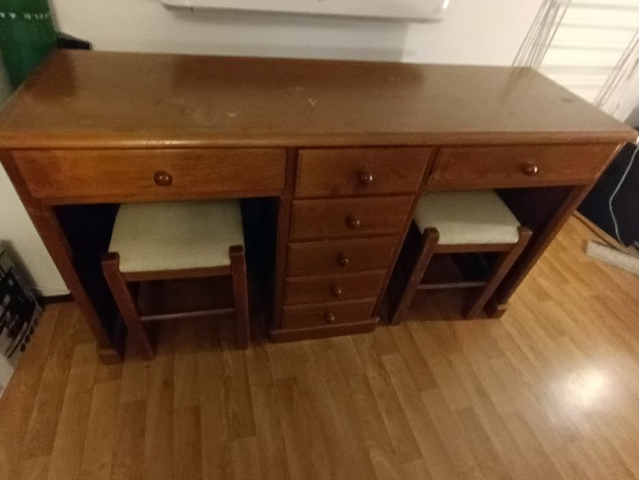 Secretária dupla, com bancos, em madeira maciça.