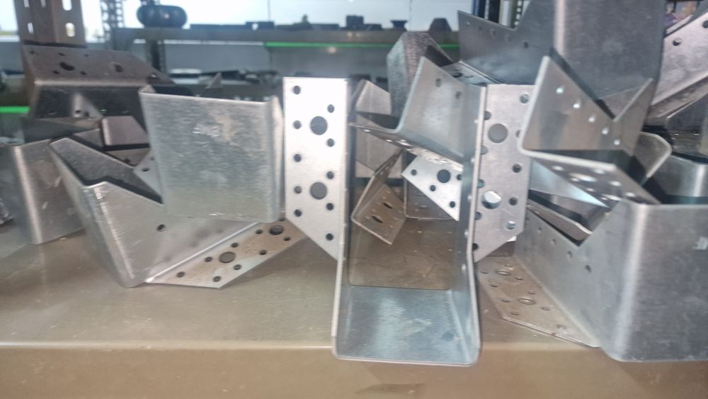 Estribos fixadores para vigas de madeira ou barrotes