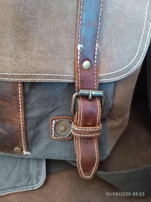 Mala transversal tipo carteiro em pele e lona