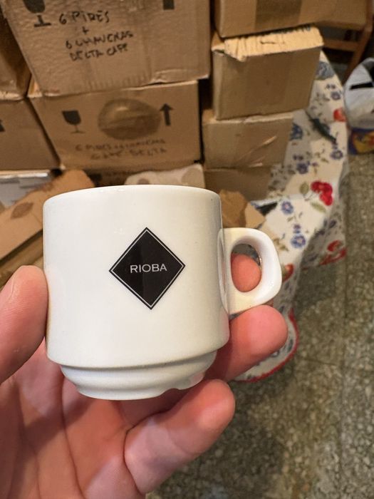 Pires e chávenas de café