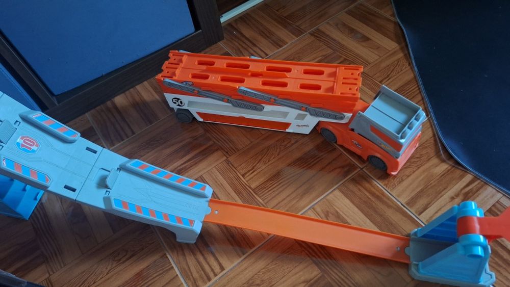 Conjunto pistas Hot wheels e camião